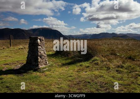 Der Blick auf die Buttermere Fells vom Trig Point auf Fellbarrow im englischen Lake District Stockfoto