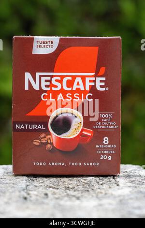 POLLENSA, MALLORCA, SPANIEN - 13. SEPTEMBER 2024 Schachtel Nestle Classic Coffee Nahaufnahme isoliertes Produkt, das draußen mit natürlichem Hintergrund aufgenommen wurde Stockfoto