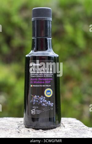 POLLENSA, MALLORCA, SPANIEN - 13. SEPTEMBER 2024 Glasflasche Seleqtia-Essig Nahaufnahme isoliertes Produkt, das im Freien mit natürlichem Hintergrund aufgenommen wurde Stockfoto