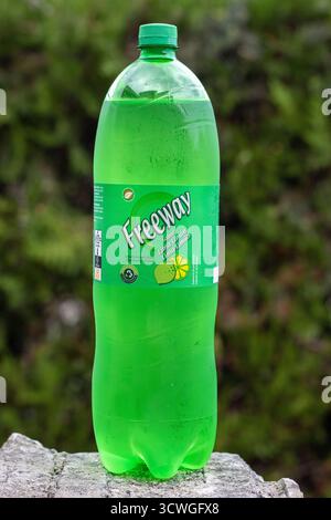 POLLENSA, MALLORCA, SPANIEN - 13. SEPTEMBER 2024 große Plastikflasche Freeway Sabor Limon Nahaufnahme isoliertes Produkt, das mit einem natürlichen bac im Freien genommen wird Stockfoto