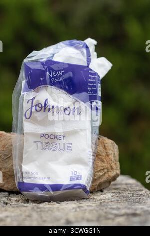 POLLENSA, MALLORCA, SPANIEN - 13. SEPTEMBER 2024 Eröffnung einer gebrauchten Packung Johnson Pocket Tissue Close Up isoliertes Produkt, das mit einem natürlichen bac im Freien entnommen wurde Stockfoto