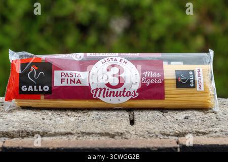 POLLENSA, MALLORCA, SPANIEN - 13. SEPTEMBER 2024 Packung Gallo Pasta fina Nahaufnahme isoliertes Produkt, das im Freien mit natürlichem Hintergrund aufgenommen wurde Stockfoto