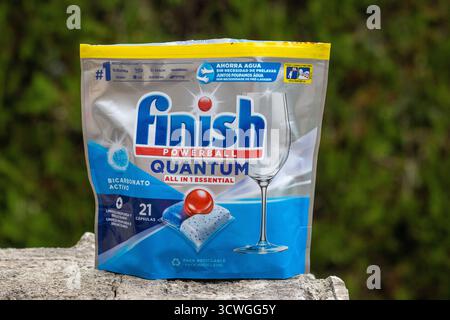 POLLENSA, MALLORCA, SPANIEN - 13. SEPTEMBER 2024 Beutel mit 21 Kapseln Finish powerball Quantentabletten Nahaufnahme isolierter Produkte, die mit einer Natur nach außen genommen wurden Stockfoto