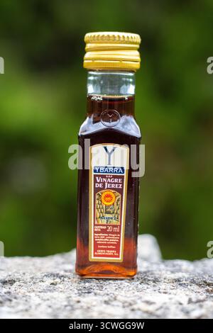 POLLENSA, MALLORCA, SPANIEN - 13. SEPTEMBER 2024 kleine Glasflasche Ybarra-Essig Nahaufnahme isoliertes Produkt, das draußen mit natürlichem Hintergrund aufgenommen wurde Stockfoto