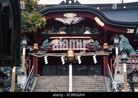 Die lebendigen Farben und die komplizierten Schnitzereien des Schreins schaffen eine fesselnde Szene mit japanischer Kunst Stockfoto