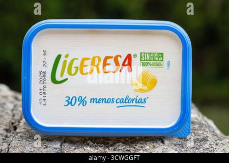 POLLENSA, MALLORCA, SPANIEN - 13. SEPTEMBER 2024 Oberteil des Topfes Ligeresa Butter Nahaufnahme isolierter Produkte, die draußen mit natürlichem Hintergrund aufgenommen wurden Stockfoto
