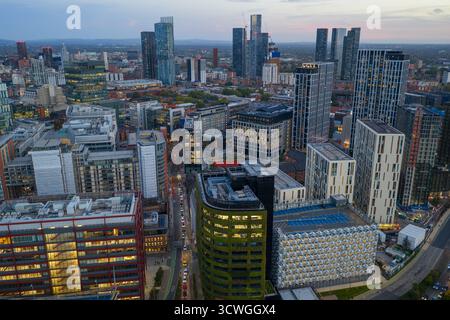 Luftaufnahme der Manchester Spinningfields in der Abenddämmerung mit modernen Hochhäusern und beleuchteten Büros Stockfoto