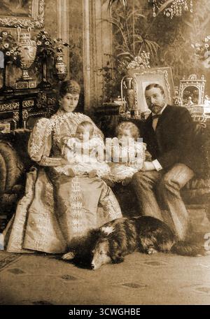 1897 Porträts des Herzogs und der Herzogin von York und ihrer Kinder. Der Duke of York: Albert Edward (für seine Familie als „Bertie“ bekannt) war der älteste Sohn von Königin Victoria und Prinz Albert. Er war von 1841 bis 1901 Prinz von Wales, bis er König Eduard wurde. Die Herzogin von York: Victoria Mary of Teck (bekannt als Prinzessin Mary), war die Tochter von Francis, Duke of Teck, und Prinzessin Mary Adelaide von Cambridge. Ihr pro Hund „Dookie“ ist ebenfalls abgebildet Stockfoto