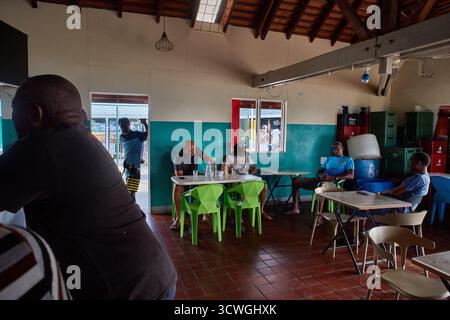 Oistins Fish Market, Christ Church, Barbados - Januar 2025: Einheimische genießen ihre Mahlzeiten auf dem Oistins Fish Market in Barbados, umgeben von lebhaften Farben Stockfoto