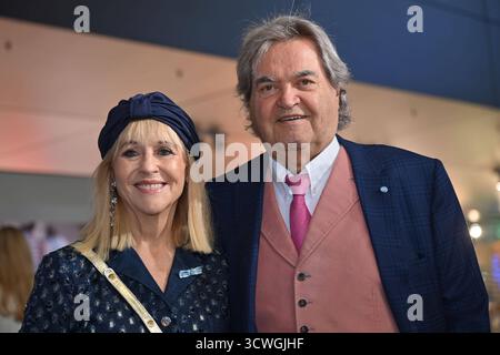 Helmut MARKWORT mit Ehefrau Patricia RIEKEL. Bayerischer Sportpreis 2025 in der BMW Welt, Roter Teppich,Roter Teppich am 11.10.2025 *** Helmut MARKWORT mit Frau Patricia RIEKEL Bayerischer Sportpreis 2025 in der BMW Welt, Roter Teppich, Roter Teppich am 11 10 2025 Stockfoto