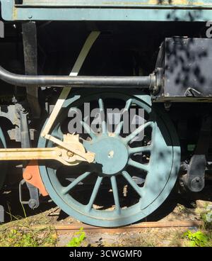 Nahaufnahme eines Vintage-Dampflokomotivrads aus dem Zweiten Weltkrieg in Finnland Stockfoto