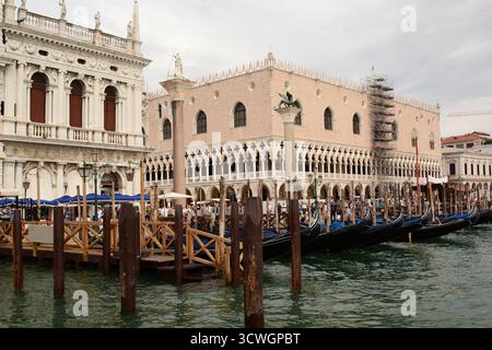 Vertäute Gondeln in der Nähe des Markusplatzes. Venedig. Veneto. Italien Stockfoto
