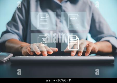 Geschäftsfrau verwaltet elektronische Kontoauszüge, digitale Belege auf virtuellem Bildschirm und nutzt dabei das Konzept von e-Invoice, digitaler Abrechnung und Online-Rechnungsabwicklung Stockfoto