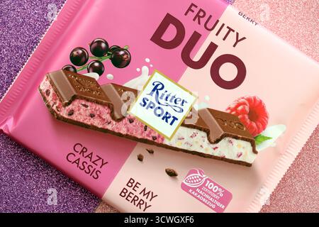 KIEW, UKRAINE - 19. APRIL 2025 Ritter Sport Fruity Duo Schokoladenriegel auf Papierhintergrund Nahaufnahme Stockfoto