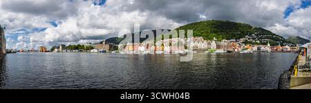 Panoramablick auf Bergen Uferpromenade und das historische Bryggen mit farbenfrohen Gebäuden am alten Kai, einer Küstenstadt in Vestland, Norwegen Stockfoto