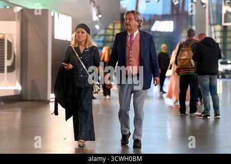 München, Deutschland. Oktober 2025. Helmut Markwort mit seiner Frau Patricia Riekel. Bayerischer Sportpreis 2025 bei der BMW Welt, Roter Teppich, Roter Teppich am 11. Oktober 2025? Quelle: dpa/Alamy Live News Stockfoto