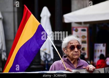 Madrid, Madrid, SPANIEN. Oktober 2025. Dutzende von Menschen nahmen am 12. Oktober 2025 an einer Demonstration vor dem Außenministerium in Madrid teil. Die Veranstaltung wurde von mehreren sozialen und politischen Gruppen unter dem Motto "gegen Wiederkolonialisierung und imperialistischen Krieg" organisiert. Die Teilnehmer forderten einen vollständigen Bruch der Beziehungen zum Staat Israel und äußerten Widerstand gegen NATO, Militärbasen und Wiederaufrüstung. (Kreditbild: © Richard Zubelzu/ZUMA Press Wire) NUR REDAKTIONELLE VERWENDUNG! Nicht für kommerzielle ZWECKE! Stockfoto