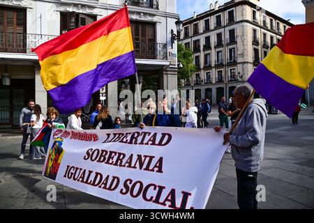 Madrid, Madrid, SPANIEN. Oktober 2025. Dutzende von Menschen nahmen am 12. Oktober 2025 an einer Demonstration vor dem Außenministerium in Madrid teil. Die Veranstaltung wurde von mehreren sozialen und politischen Gruppen unter dem Motto "gegen Wiederkolonialisierung und imperialistischen Krieg" organisiert. Die Teilnehmer forderten einen vollständigen Bruch der Beziehungen zum Staat Israel und äußerten Widerstand gegen NATO, Militärbasen und Wiederaufrüstung. (Kreditbild: © Richard Zubelzu/ZUMA Press Wire) NUR REDAKTIONELLE VERWENDUNG! Nicht für kommerzielle ZWECKE! Stockfoto