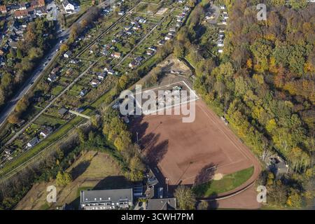 Luftaufnahme, Baustelle für Kunstrasenplatz am Sportplatz DJK Schwarz-Weiss Gelsenkirchen Sued, Ueckendorf, Gelsenkirchen, Ruhr sind Stockfoto