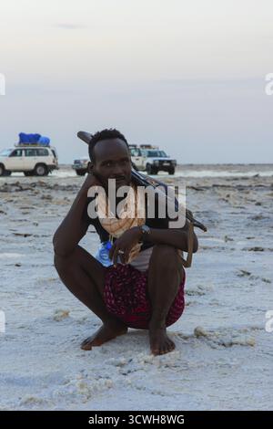 Dallol, Äthiopien - Nov 2018: Kundschafter mit einem Gewehr posiert in der Danakil Wüste, Äthiopien. Pfadfinder sind obligatorisch, um Touristen in bestimmten Bereichen der zu begleiten Stockfoto