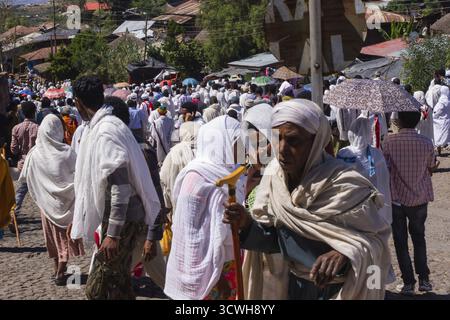 Lalibela, Äthiopien – November 2018: Pilger in traditionellen äthiopischen weißen Farben versammeln sich vor den Untergrundkirchen von Lalibela Stockfoto
