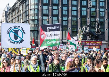 Nationale Demonstration für Palästina Protest in Westminster, London, Großbritannien. Palästinensische Solidaritätskampagne & Stop the war Coalition Banner Stockfoto