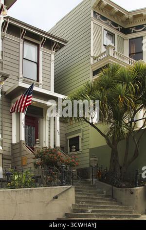 San Francisco, CA, USA - 30. September 2011: Die schöne Fassade eines Wohnhauses mit einer langen Treppe in San Francisco Stockfoto