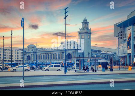 Der Bahnhof Kiewski ist ein bedeutender Verkehrsknotenpunkt im Herzen Moskaus. Mit seinem großen architektonischen Stil mit einem hohen Uhrenturm und Stockfoto