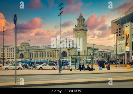 Der Bahnhof Kiewski ist ein bedeutender Verkehrsknotenpunkt im Herzen Moskaus. Mit seinem großen architektonischen Stil mit einem hohen Uhrenturm und Stockfoto