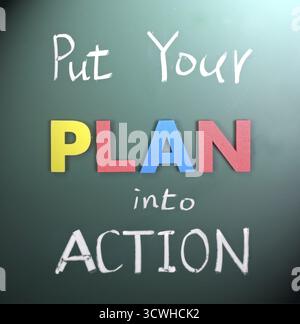 Setzen Sie Ihren Plan in die Tat um, Worte auf der Tafel Stockfoto