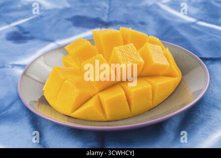 Frische, köstliche Mangobrüchte in einem Gericht, tropische Früchte Stockfoto