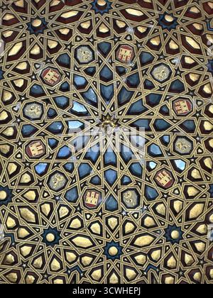 Sevilla, Spanien – 2. Oktober 2025: Kompliziertes geometrisches Deckendesign mit maurischen ornamentalen Mustern Stockfoto