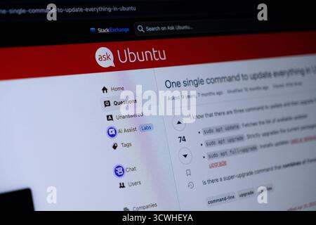 Poznan, Polen – 11. September 2025: ASK Ubuntu, eine Online-Plattform mit spezifischen Programmierungsfragen, detaillierten Antworten und technischem Support f Stockfoto