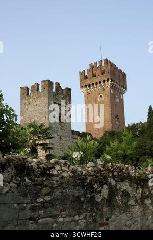 Castello Scaligero in Lazise ist Teil der Mauern, die die Stadt umgeben Stockfoto