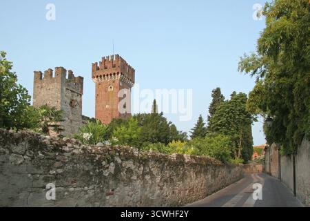 Castello Scaligero in Lazise ist Teil der Mauern, die die Stadt umgeben Stockfoto