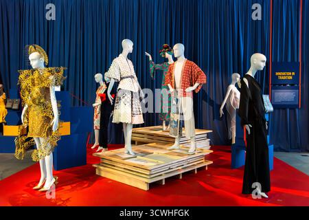 SINGAPUR - „#SGFashionNow“ kehrt mit seiner letzten und größten Ausgabe im Asian Civilisations Museum (ACM) zurück, nachdem sie in Seoul, Südkorea, Premiere hatte. Stockfoto
