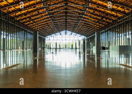 Ein großes, leeres Gebäude mit vielen Fenstern, Hauptbahnhof. Richmond, Virginia. USA Stockfoto
