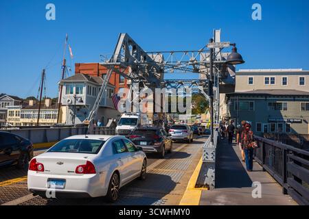 Mystic, CT, USA - 5. Oktober 2025: Touristen überqueren die Mystic River Bascule Bridge, die sich über den Mystic River erstreckt. Das Seehafendorf ist bekannt für seine Stockfoto
