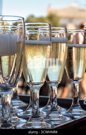 Gläser mit frisch gegossenem prickelndem Prosecco. Bläschen, goldgelb, Weißwein Stockfoto