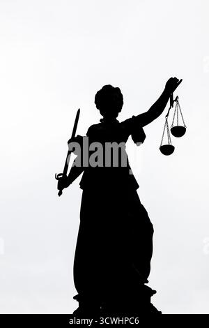 Isoliert auf der weißen Statue der Justizdame Stockfoto