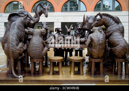Skurrile Animal Tea Party Skulptur von Gillie und Marc in London Stockfoto