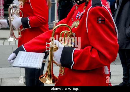 Marching Band Musiker in roter Uniform am norwegischen Tag der Verfassung Stockfoto