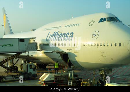 Frankfurt am Main, Deutschland. Oktober 2025. Flugvorbereitungsarbeiten für den Flug am Flughafen im Morgenlicht Stockfoto