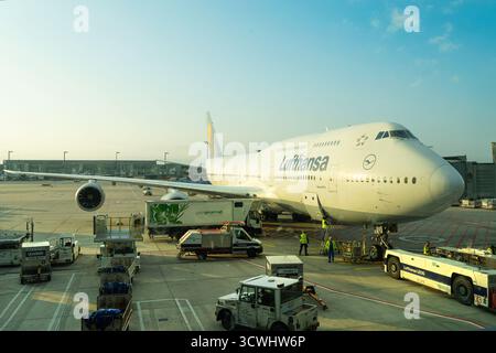 Frankfurt am Main, Deutschland. Oktober 2025. Flugvorbereitungsarbeiten für den Flug am Flughafen im Morgenlicht Stockfoto
