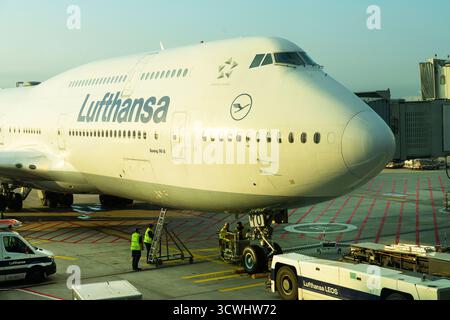 Frankfurt am Main, Deutschland. Oktober 2025. Flugvorbereitungsarbeiten für den Flug am Flughafen im Morgenlicht Stockfoto