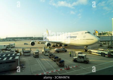 Frankfurt am Main, Deutschland. Oktober 2025. Flugvorbereitungsarbeiten für den Flug am Flughafen im Morgenlicht Stockfoto