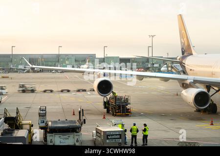 Frankfurt am Main, Deutschland. Oktober 2025. Flugvorbereitungsarbeiten für den Flug am Flughafen im Morgenlicht Stockfoto