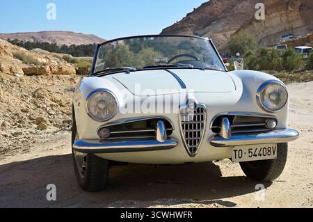 Tozeur, Tunesien - 29. September 2004: Alfa Romeo Giulietta Spider 750D in der Wüste Sahara, Tunesien Stockfoto
