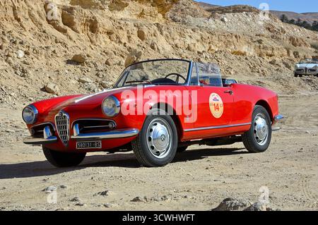 Tozeur, Tunesien - 29. September 2004: Rote Alfa Romeo Giulietta Spider 750D in der Wüste Sahara, Tunesien Stockfoto