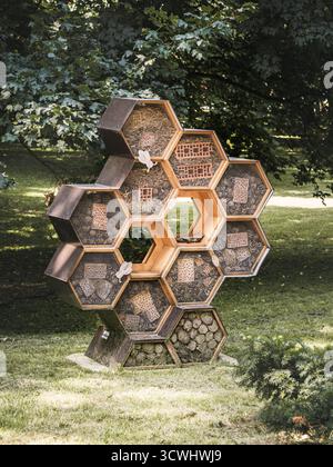 In einem grünen Park in Cakovec, Kroatien, befindet sich ein Hotel in sechseckiger Form. Aus natürlichem Holz gefertigt und mit organischen Materialien gefüllt, bietet es Schutz Stockfoto